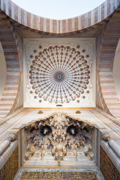 Ingresso all'antica Moschea Suleymaniye con pareti e colonne decorate a soffitto Istanbul Turkiye