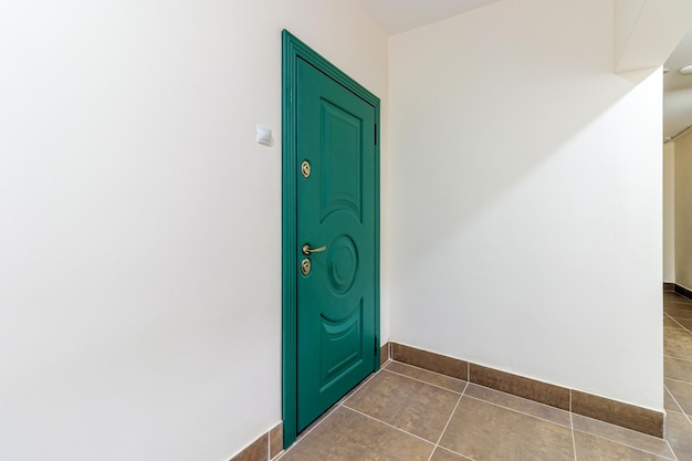 Ingresso all'appartamento con una moderna porta verde
