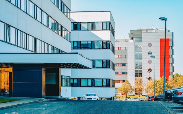 Ingresso dell'UE nel moderno concetto di grattacielo edificio per uffici aziendali in vetro.