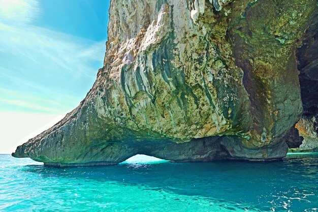 Ingresso della grotta nel litorale del Golfo di Orosei