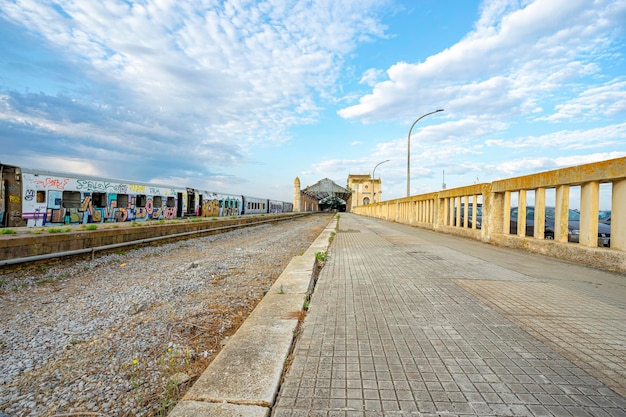 ingresso della vecchia e disattivata stazione ferroviaria della città di Barreiro in uno stato di degrado