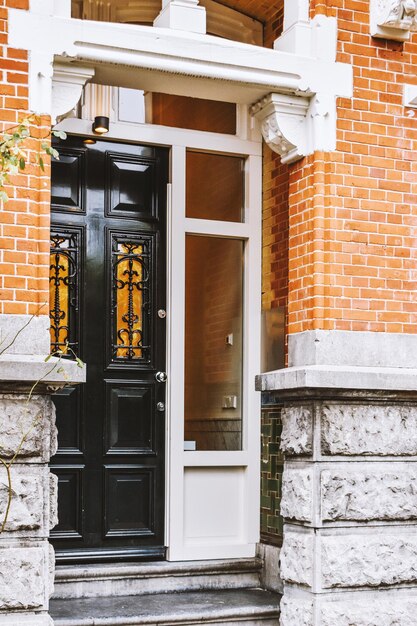 Ingresso di una casa in mattoni residenziale multipiano in stile europeo