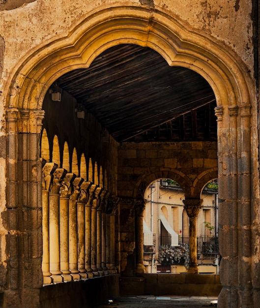 Ingresso e uscita degli archi della chiesa di San Martin de Segovia con la strada sullo sfondo