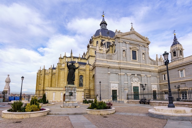 Ingresso principale della cattedrale dell'Almudena a Madrid, cielo blu con nuvole. Spagna.