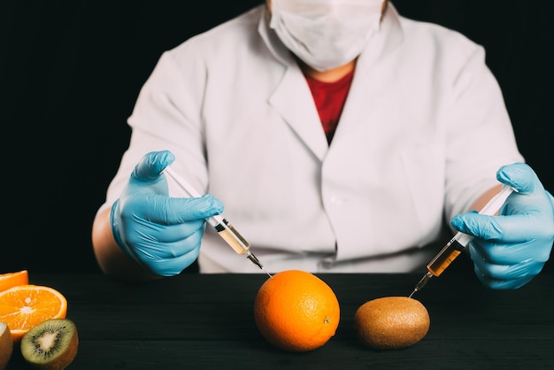 Iniezione di frutta arancione isolata on white in studio