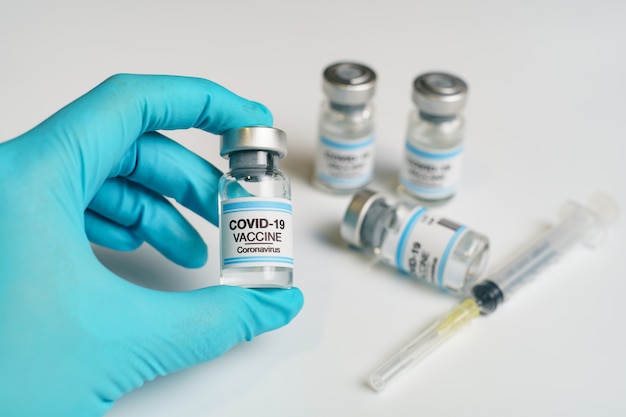 Iniezione di vaccini e siringhe per la prevenzione, l'immunizzazione e il trattamento dell'infezione da virus corona.