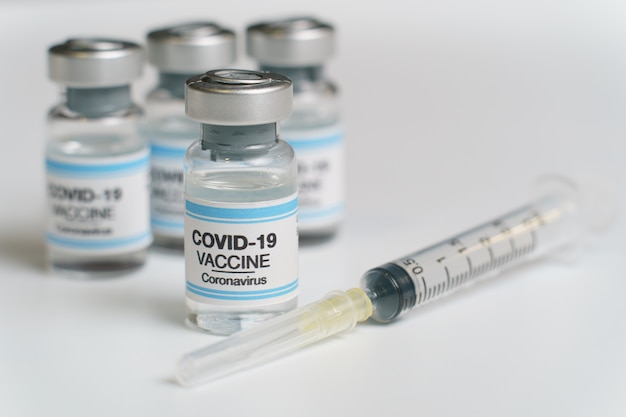 Iniezione di vaccini e siringhe per la prevenzione, l'immunizzazione e il trattamento dell'infezione da virus corona.