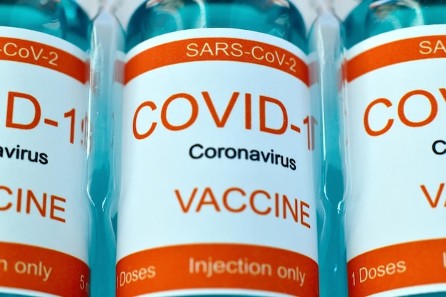 Iniezione di vaccino contro il coronavirus covid-19 in bottiglie di vetro