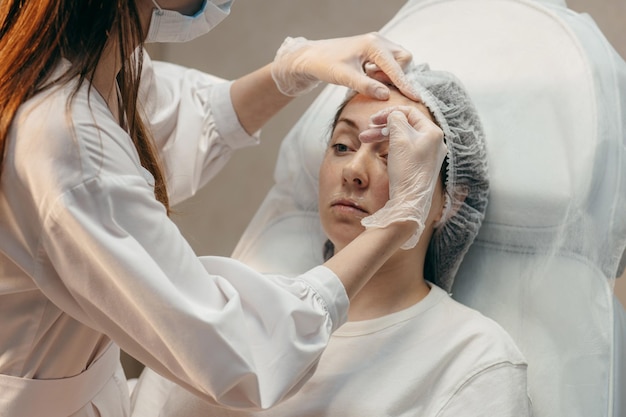 Iniezioni realistiche in faccia a donne adulte