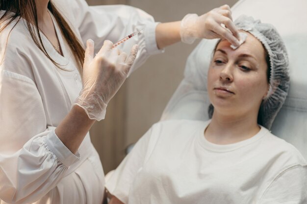 Iniezioni realistiche in faccia a donne adulte