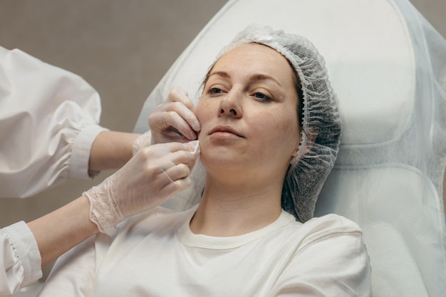 Iniezioni realistiche in faccia a donne adulte