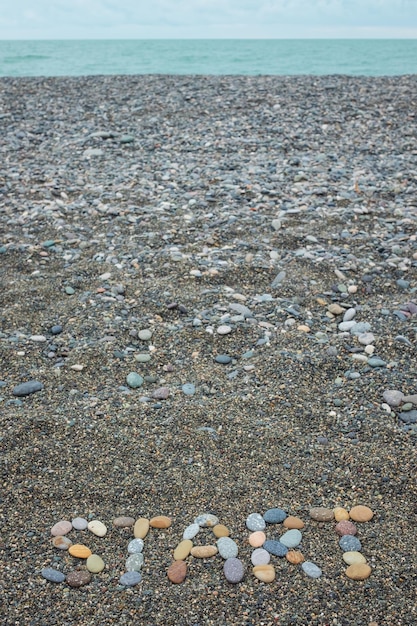 Inizia fatto di pietre sulla spiaggia sabbiosa