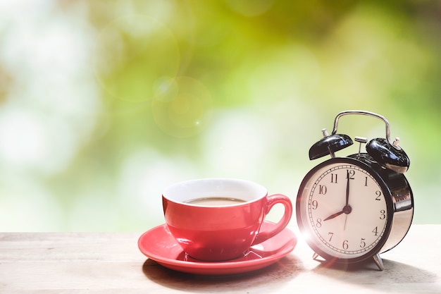 Inizia la mattina con una tazza di caffè caldo.