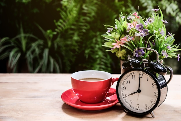 Inizia la mattina con una tazza di caffè caldo.