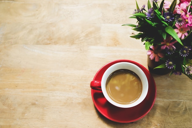 Inizia la mattina con una tazza di caffè caldo.