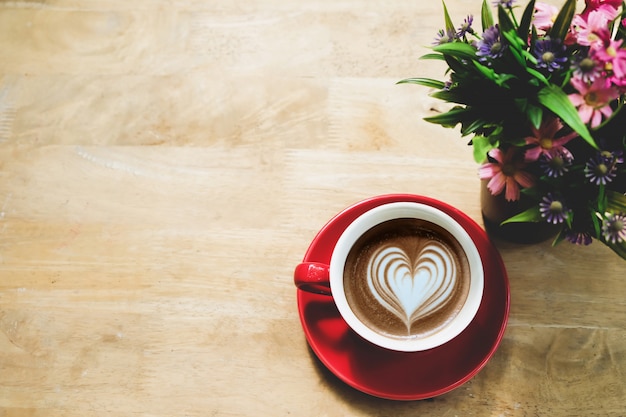 Inizia la mattina con una tazza di caffè caldo.