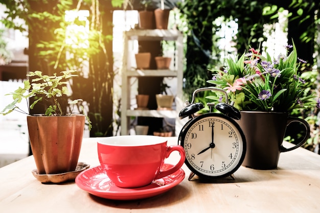 Inizia la mattina con una tazza di caffè caldo.