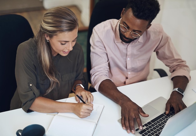 Iniziare le cose con un rapido brainstorming Inquadratura di due uomini d'affari che lavorano insieme in un ufficio