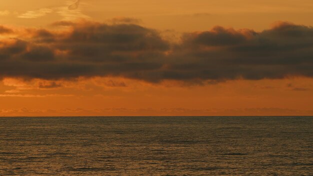 Inizio del viaggio acqua dell'oceano e sole drammatico giù per il mare paesaggio acquatico estate tramonto paesaggio marino