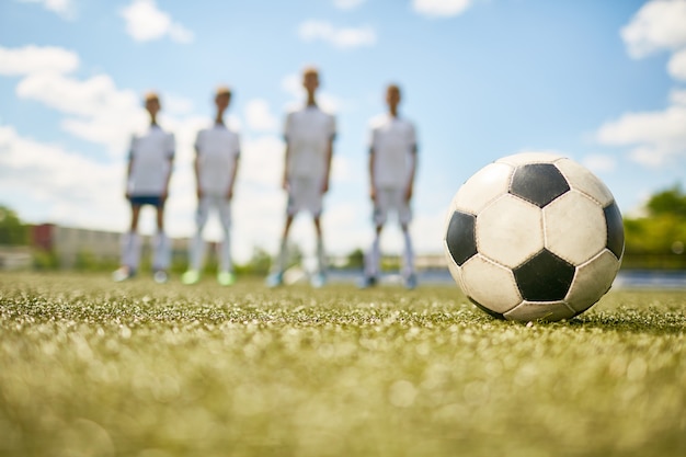 Inizio della partita di calcio junior