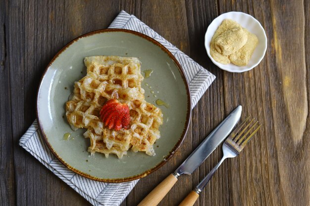 Injeolmi Torta di riso tradizionale coreana La forma sembra croffle con miele e fragole