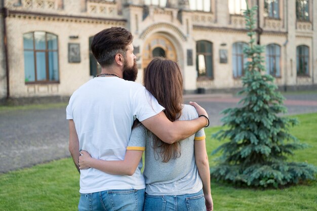 Innamorarsi. Felici insieme. Coppia innamorata che cammina divertendosi. Tenero abbraccio. L'amore è un gioco che due possono giocare ed entrambi possono vincere. Coppia rilassante godendosi l'un l'altro. Hipster e bella donna innamorata.