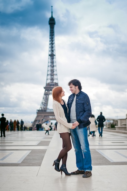 Innamorati a Parigi con la Torre Eiffel sullo sfondo