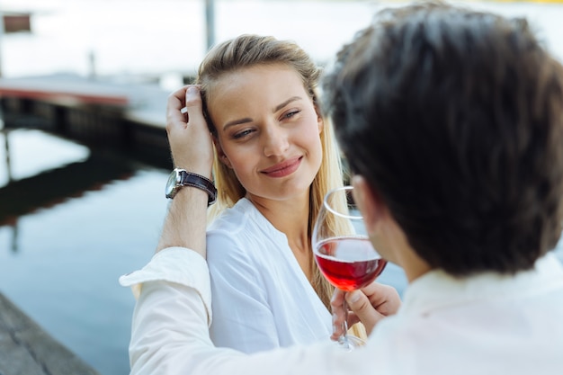 Innamorato. Bel giovane che guarda la faccia della sua ragazza mentre è innamorato di lei