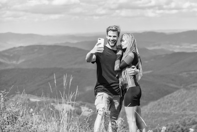 Innamorato felice di stare insieme senso di libertà Coppia in viaggio fa selfie uomo e donna in montagna selfie romantico San Valentino coppia innamorata Relazione familiare