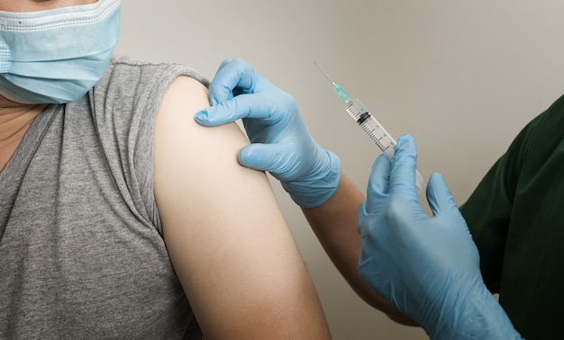 Inoculazione vaccinale ravvicinata del paziente nella spalla