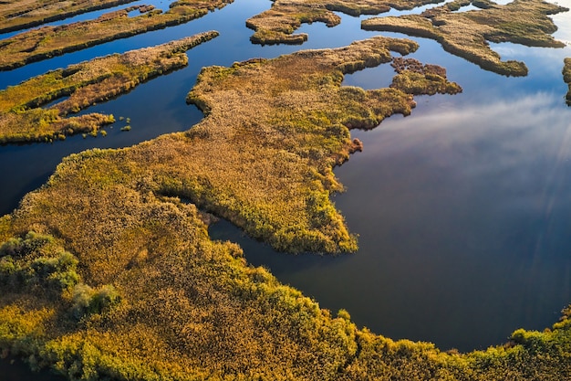 Inondazioni irresistibili sul fiume Samara sul Dnieper in Ucraina la sera luce calda e brillante. Ripresa aerea panoramica con drone