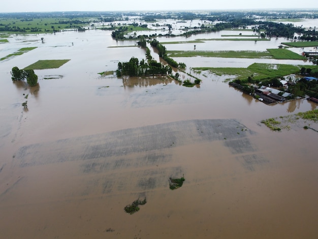 Inondazioni nelle comunità rurali in Thailandia causate da tempeste che causano forti piogge che continuano