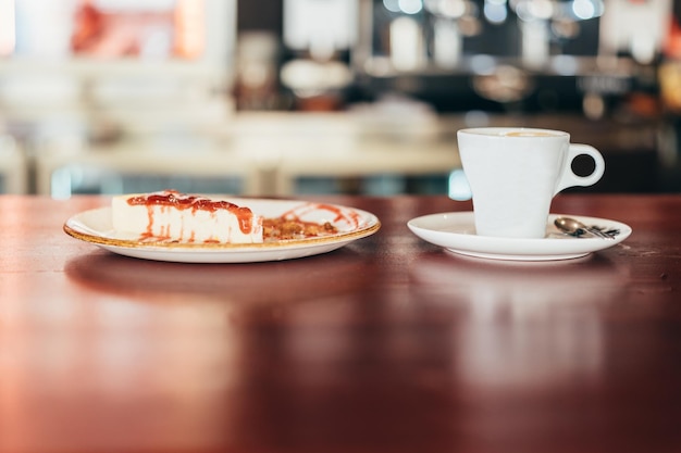 Inquadratura completa di una cheesecake e caffè al bar di un ristorante