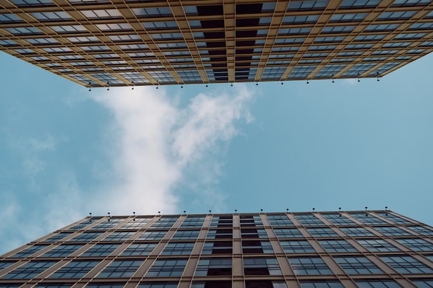 Inquadratura dal basso al cielo tra edifici mobern