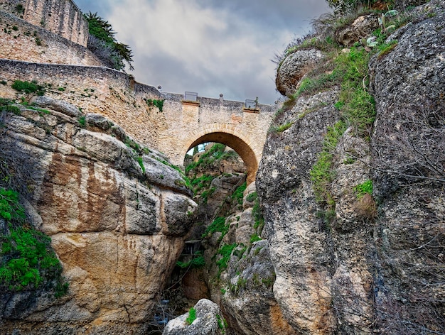 Inquadratura dal basso del Ponte Vecchio di Ronda Spagna