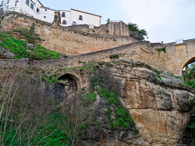 Inquadratura dal basso del Ponte Vecchio di Ronda Spagna