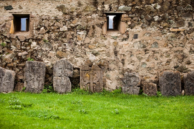 Inquadratura dal basso del vecchio monastero di Gandzasar nella repubblica del Nagorno-Karabakh (Artsakh)