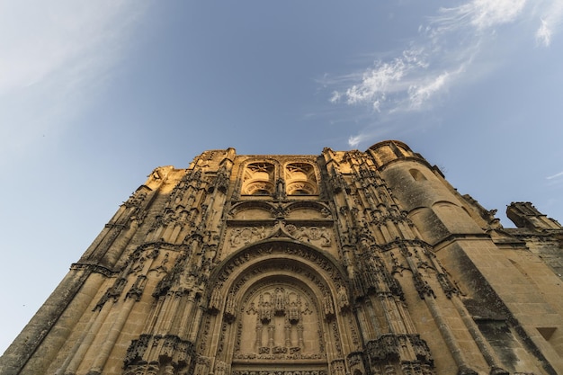 Inquadratura dal basso della chiesa parrocchiale di Santa Maria ad Arcos de la Frontera, Andalusia, Spagna