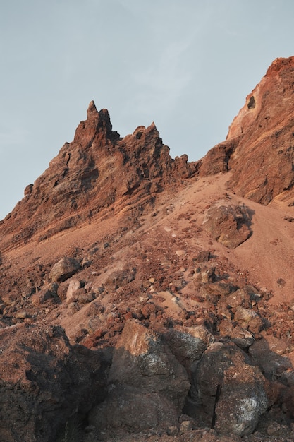 Inquadratura dal basso della formazione rocciosa contro il cielo nel deserto