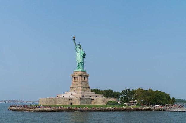 Inquadratura dal basso della Statua della Libertà, USA