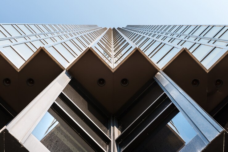 Inquadratura dal basso di un moderno edificio dorato nel quartiere finanziario di Toronto, Canada.