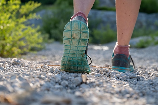 Inquadratura dal basso di un piede femminile in scarpe da trekking