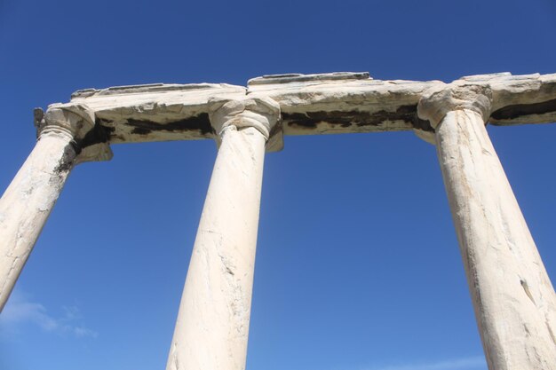 Inquadratura dal basso di vecchie rovine contro il cielo blu