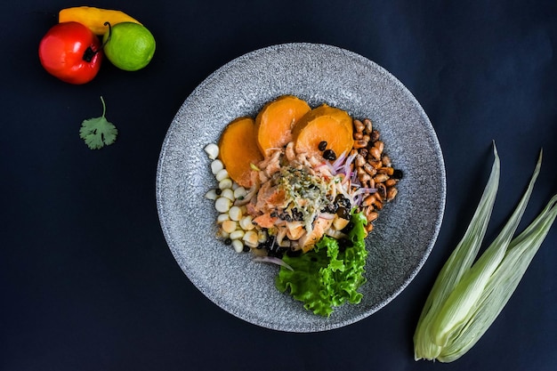 Inquadratura dall'alto del delizioso piatto di ceviche peruviano in un bellissimo piatto