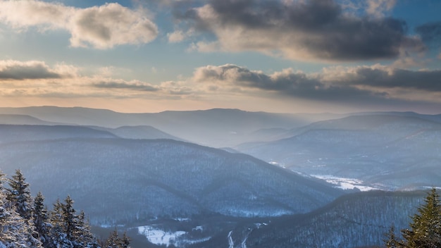 Inquadratura dall'alto del paesaggio innevato