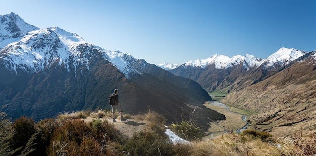 Inquadratura dall'alto di una persona che fa un'escursione nel Parco Nazionale del Monte Aspirante