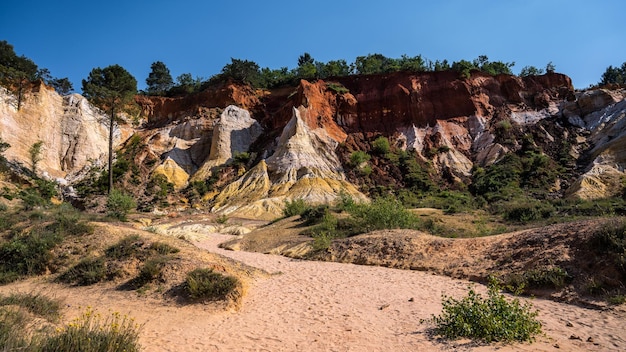 Inquadratura delle splendide colline rosse della Provenza del Colorado a Rustrel, in Francia