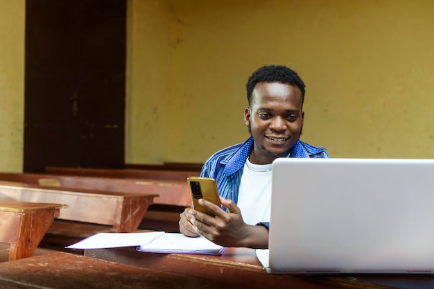 Inquadratura di un giovane studente africano del college in classe