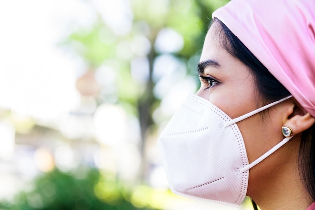 Inquadratura di una donna con una maschera protettiva