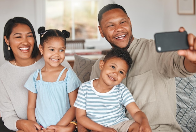 Inquadratura di una giovane famiglia che si fa un selfie mentre si lega insieme su un divano